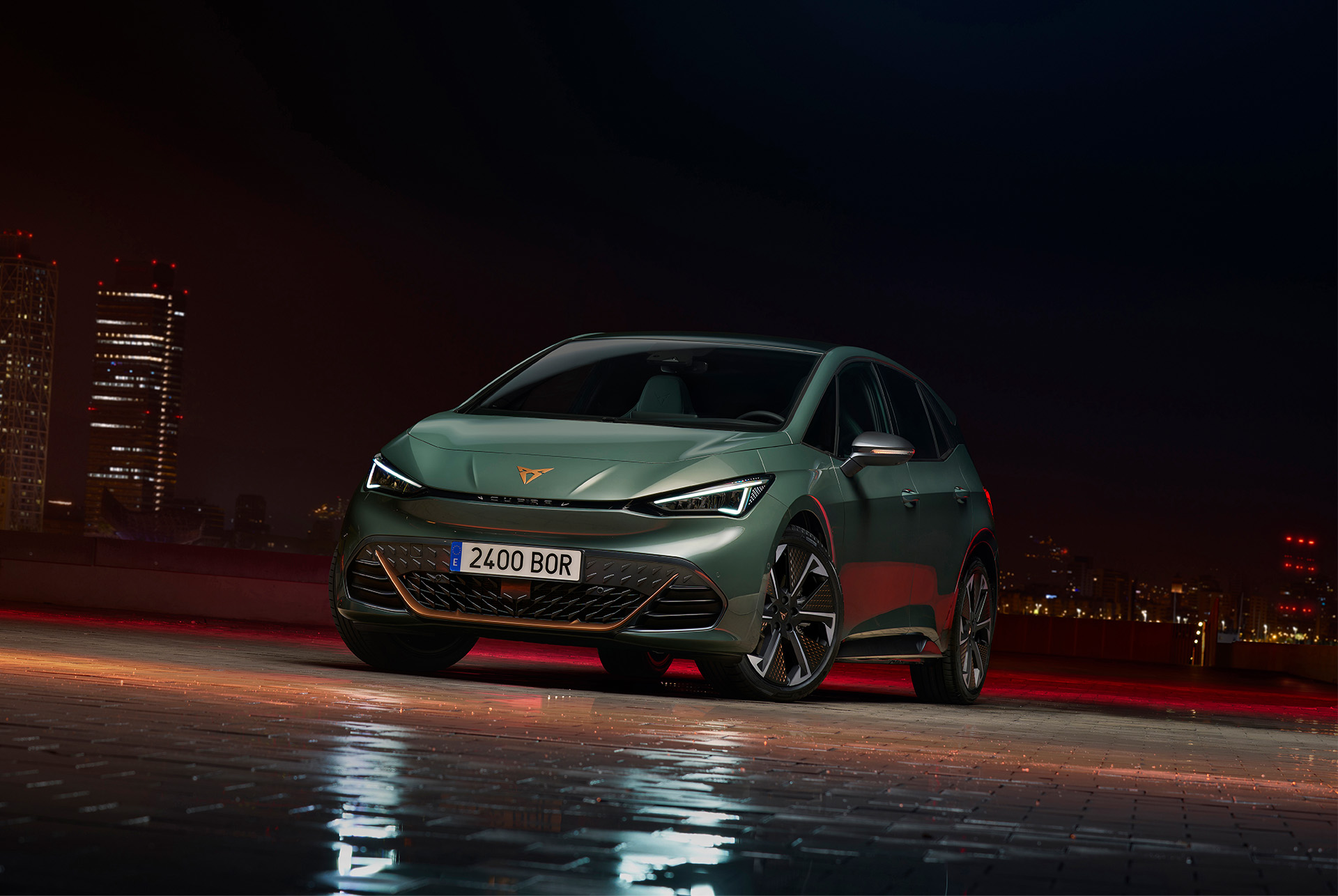 CUPRA Born VZ elettrica in versione due volumi verde Dark Forest