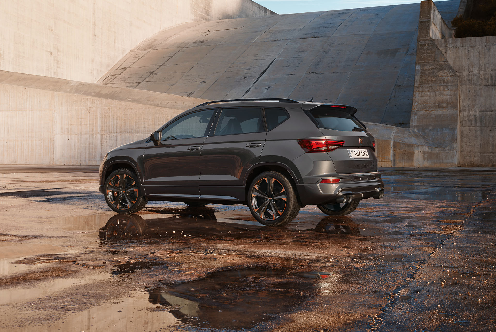  Vista posteriore di CUPRA Ateca, che ne mette in evidenza la qualità, la spaziosità e il moderno design esterno.