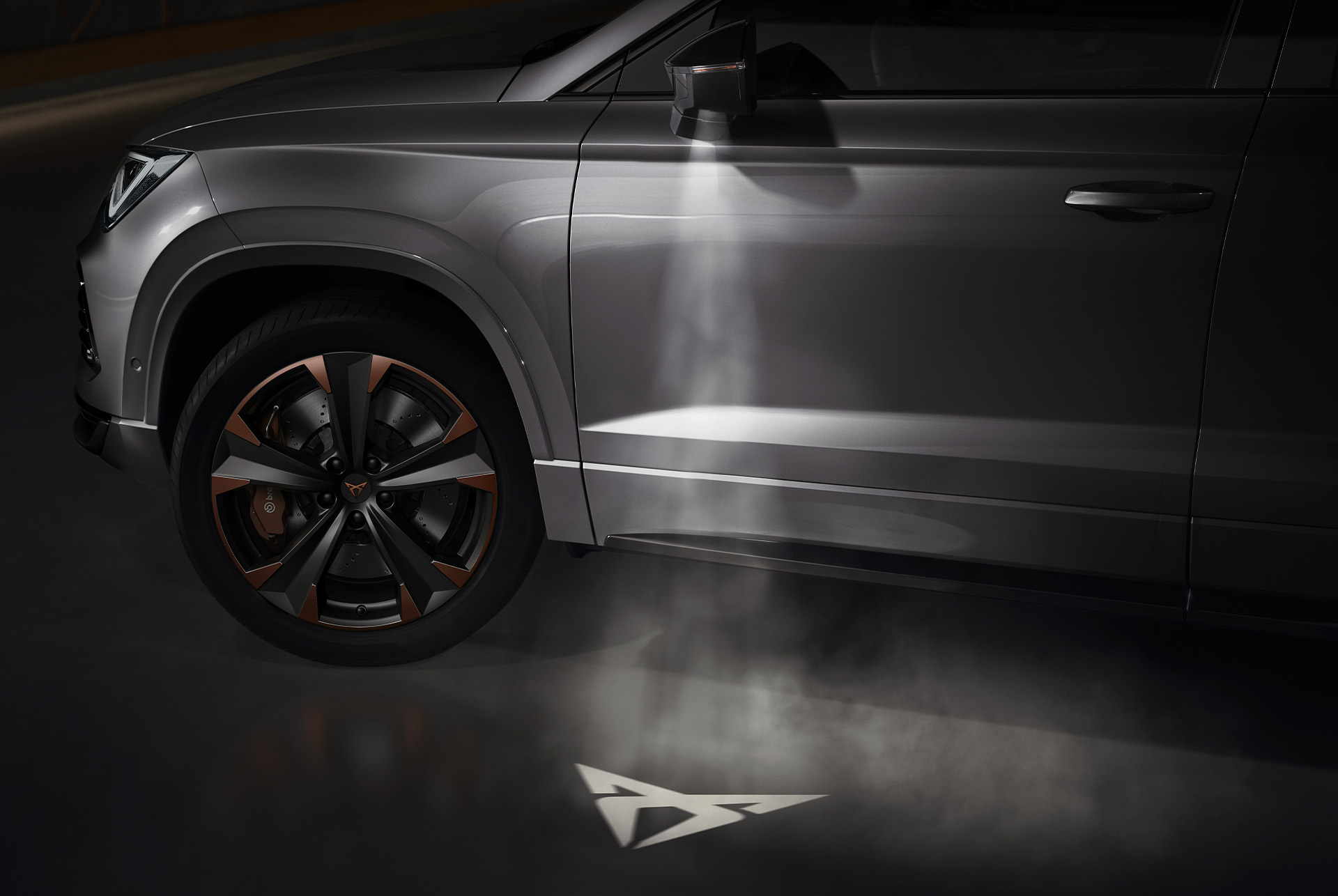 Il logo CUPRA proiettato a terra da CUPRA Ateca, simbolo del legame con la tribù CUPRA.