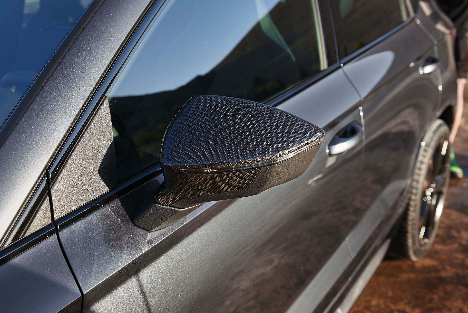 Vista dettagliata dei gusci degli specchietti retrovisori in fibra di carbonio color rame di CUPRA Ateca, che aggiungono un tocco premium e raffinato al design.