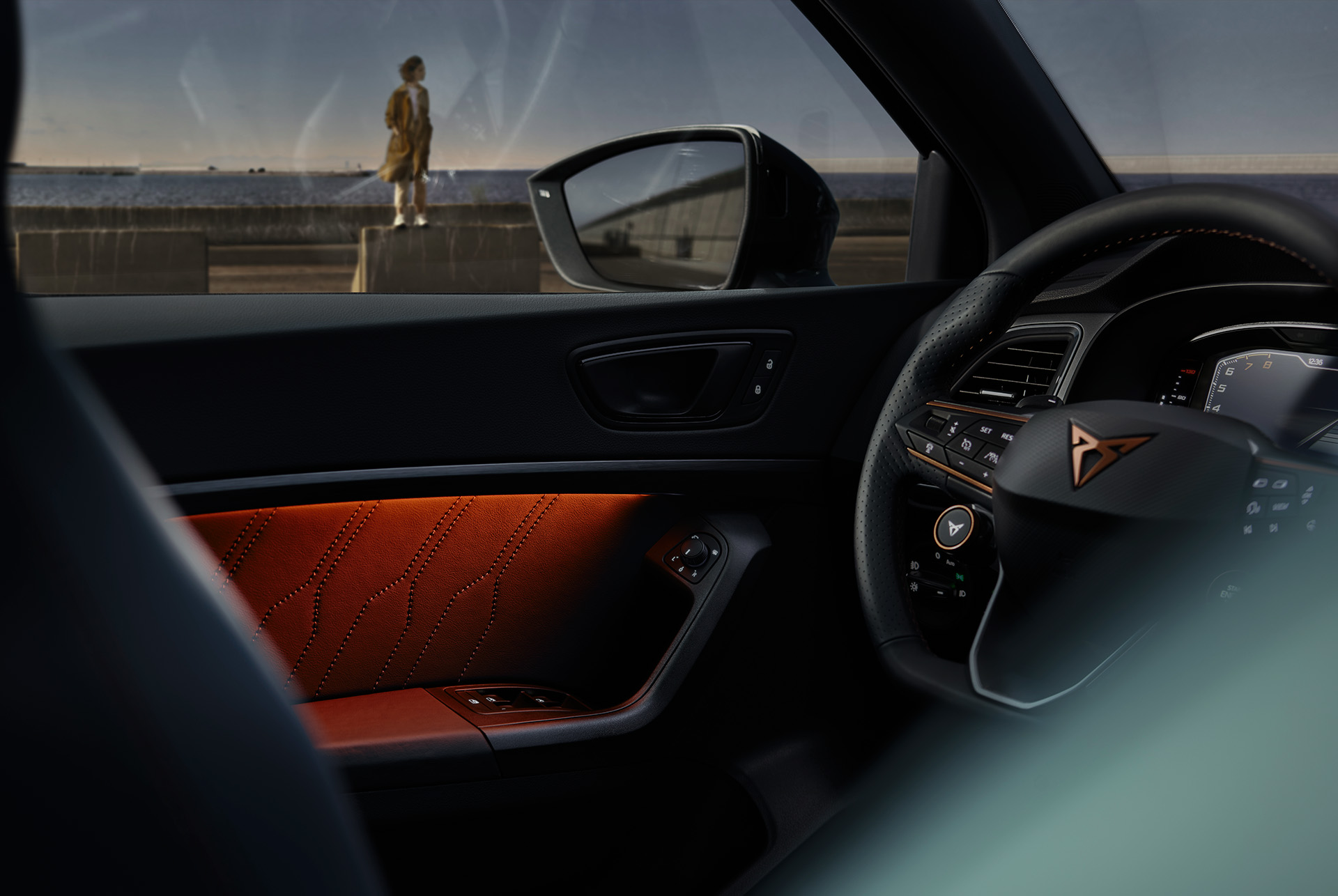 Vista degli interni di CUPRA Ateca che mostra l'illuminazione ambiente che si adatta al tuo umore, migliorando l'esperienza di guida con tonalità personalizzabili. 