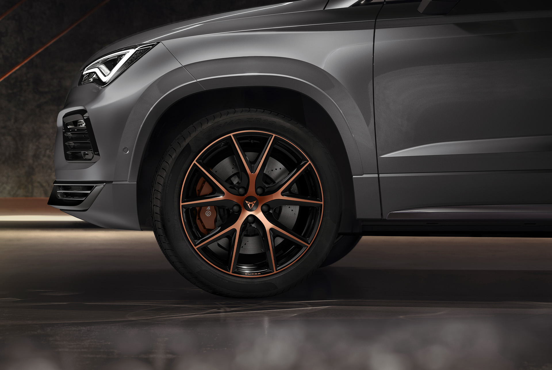 Vista dettagliata degli esclusivi cerchi R sport da 19” in nero e rame di CUPRA Ateca, dal design dinamico e di qualità superiore. 