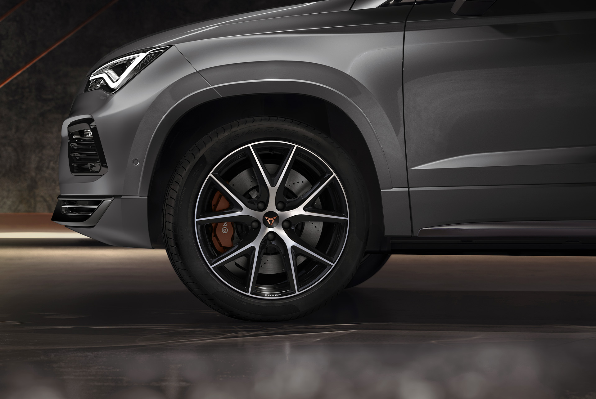 Vista dettagliata degli esclusivi cerchi R sport da 19 pollici in nero e argento di CUPRA Ateca, caratterizzati da un design elegante e sportivo.