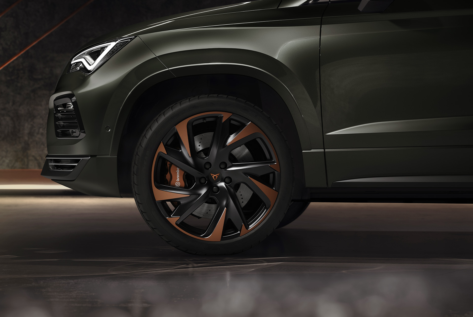 Vista dettagliata dei cerchi Supreme da 20” in rame di CUPRA Ateca, che ne mettono in evidenza il design audace e sofisticato.