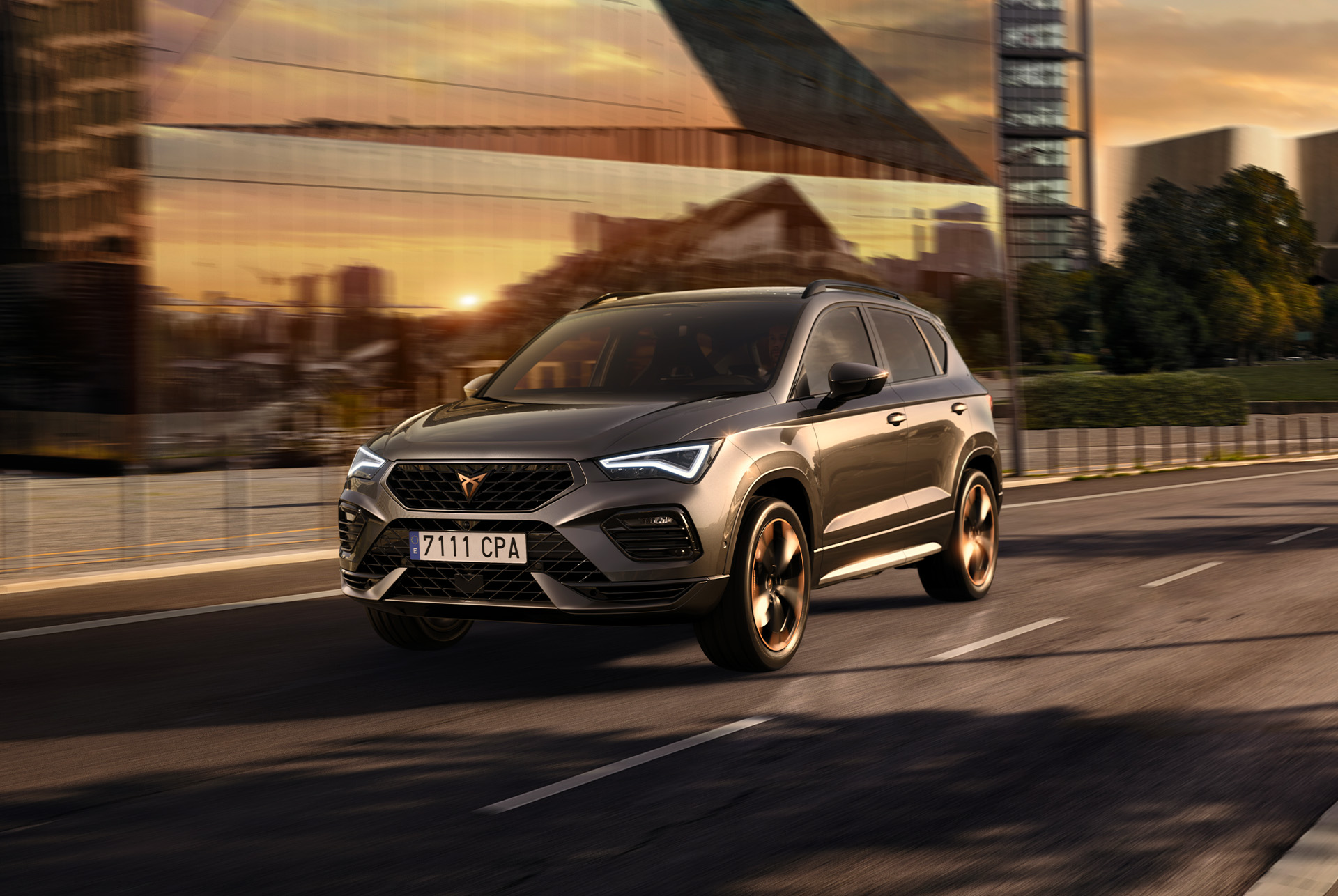 Un suv cupra ateca grigio su sfondo bianco. La vettura presenta un'accattivante griglia anteriore, gruppi ottici a led e cerchi in lega color rame, che ne mettono in evidenza il design sportivo.