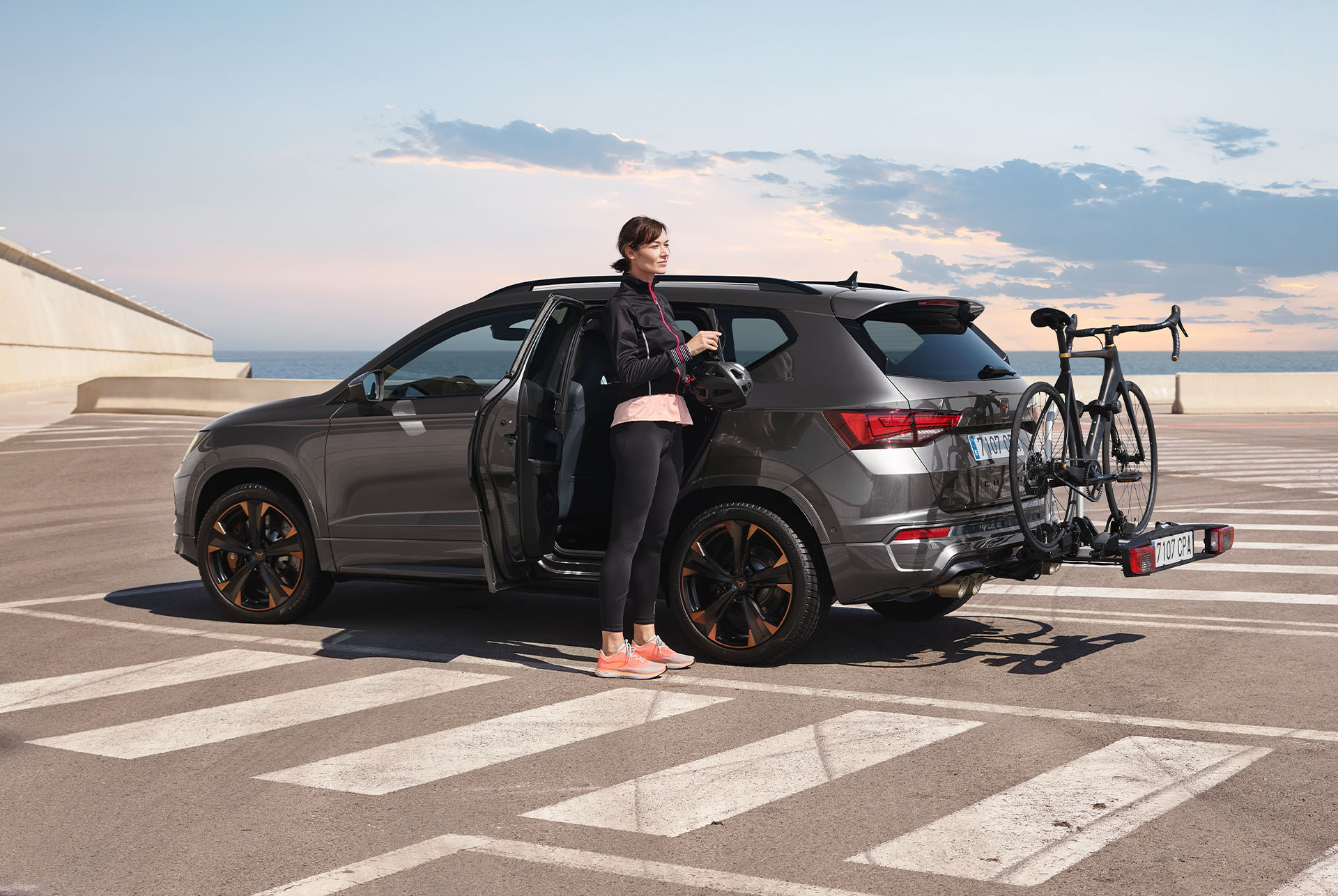 CUPRA Ateca con portabici per gancio di traino di nuova concezione in grado di trasportare fino a due biciclette, per vivere le tue avventure all'aria aperta. 