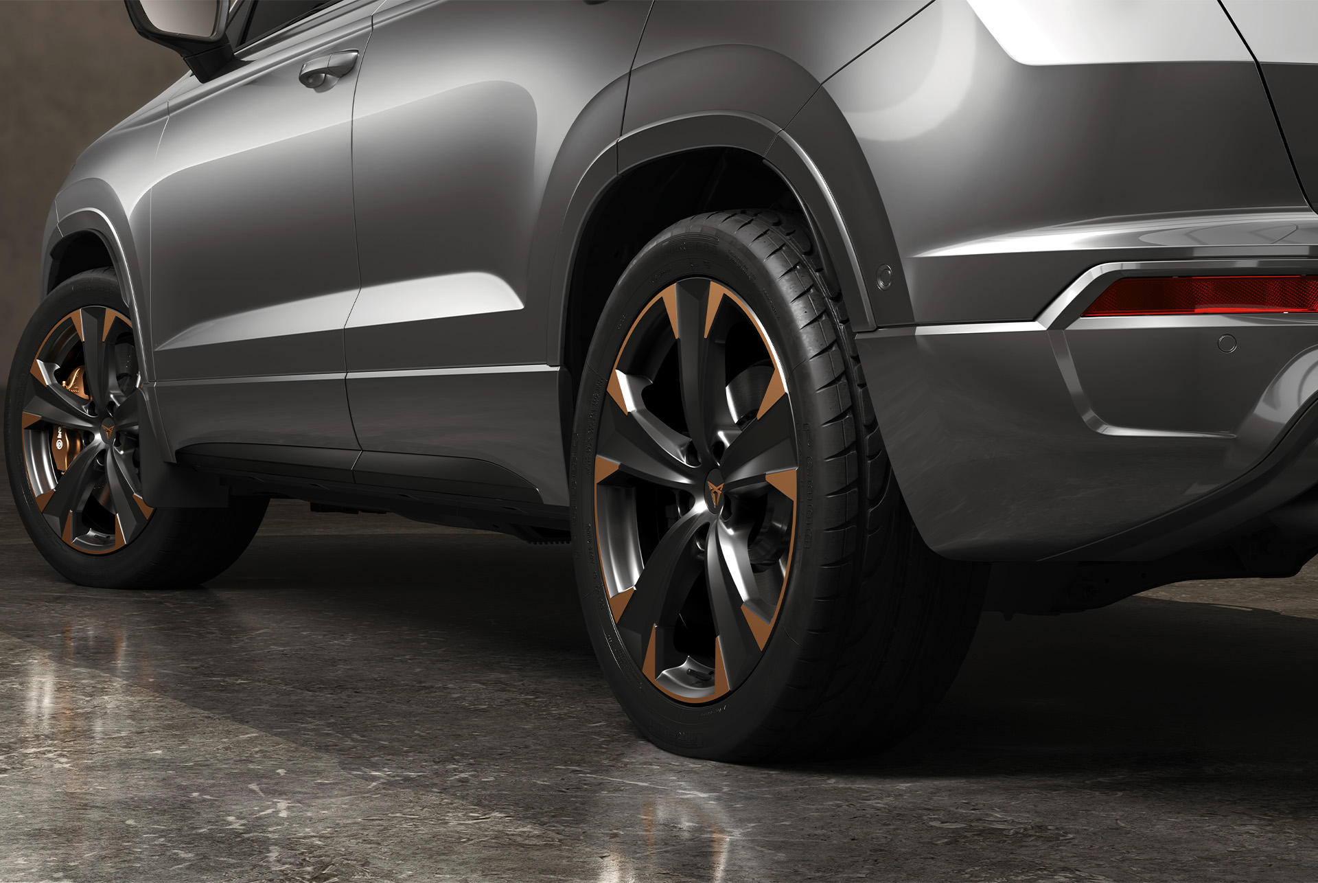 CUPRA Ateca con paraspruzzi anteriori protettivi, progettati per evitare lo sporco e proteggere la parte inferiore dell'auto da urti pericolosi.