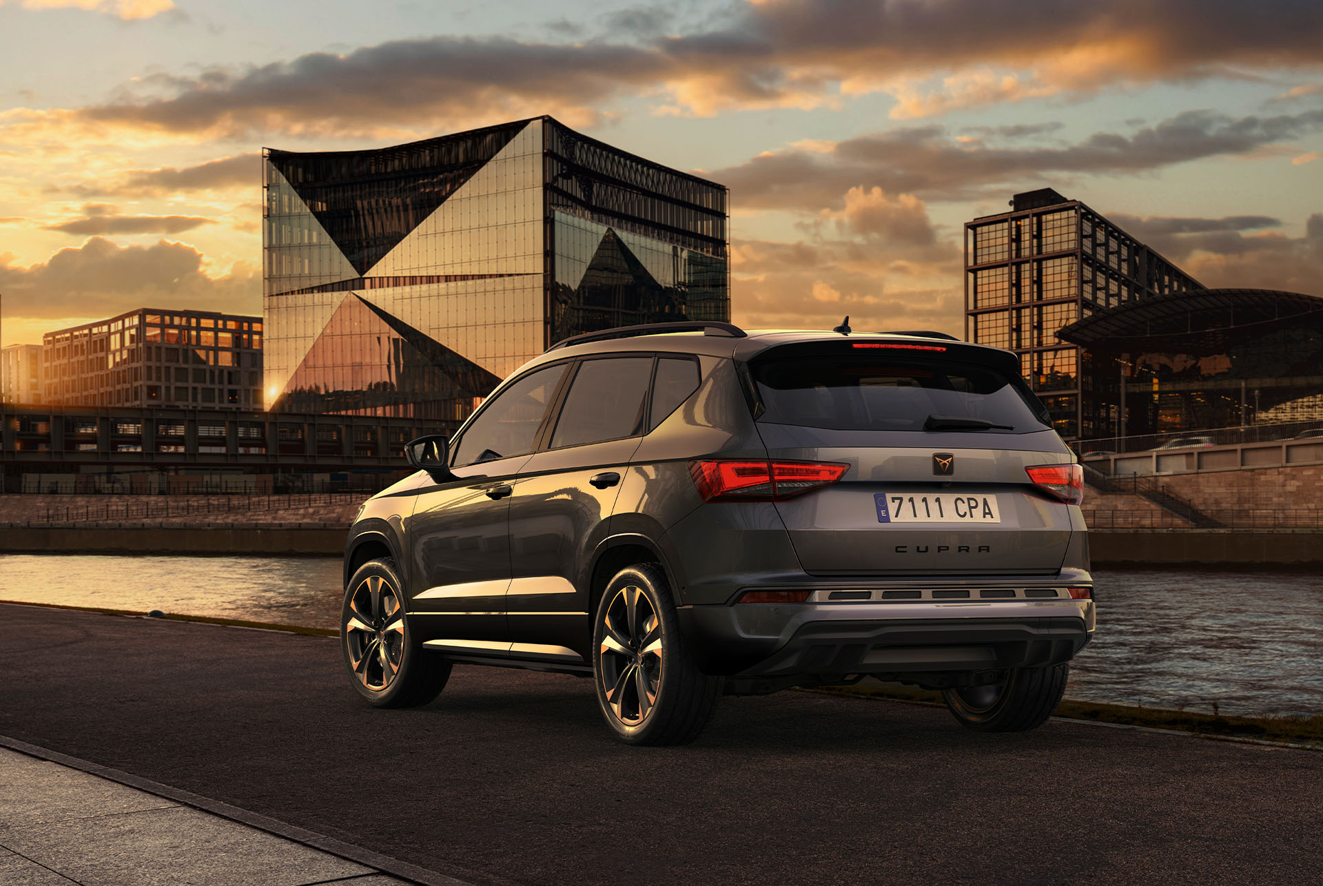 Vista posteriore del SUV CUPRA Ateca al tramonto, che ne mette in evidenza la nuova griglia frontale ribassata con prese d’aria integrate e il nuovo diffusore posteriore, entrambi progettati per rafforzare il design esterno e favorire l'aerodinamica. 