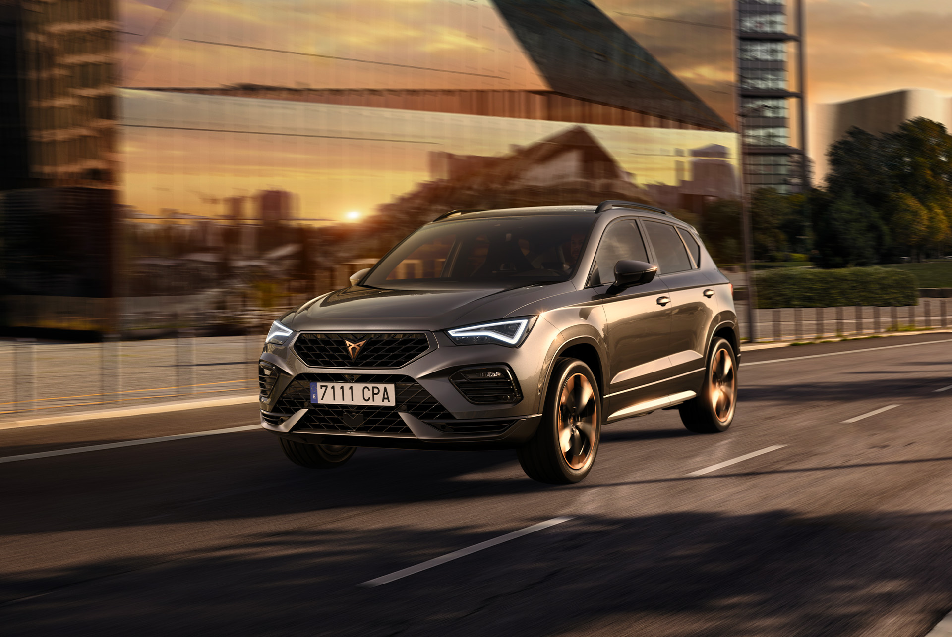 Il SUV CUPRA Ateca in viaggio lungo una strada cittadina al tramonto. Il SUV è disponibile con motori da 150 CV e 190 CV con 4 ruote motrici, che offrono minori emissioni e consumi di carburante.