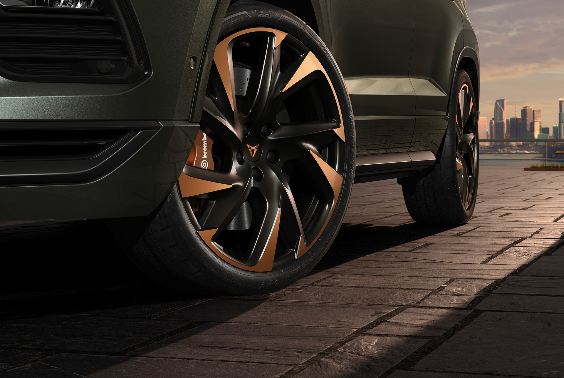 Vista dettagliata dei cerchi color rame da 20” di CUPRA Ateca Tribe Edition con freni ad alte prestazioni e Brembo Calipers sul lato anteriore.