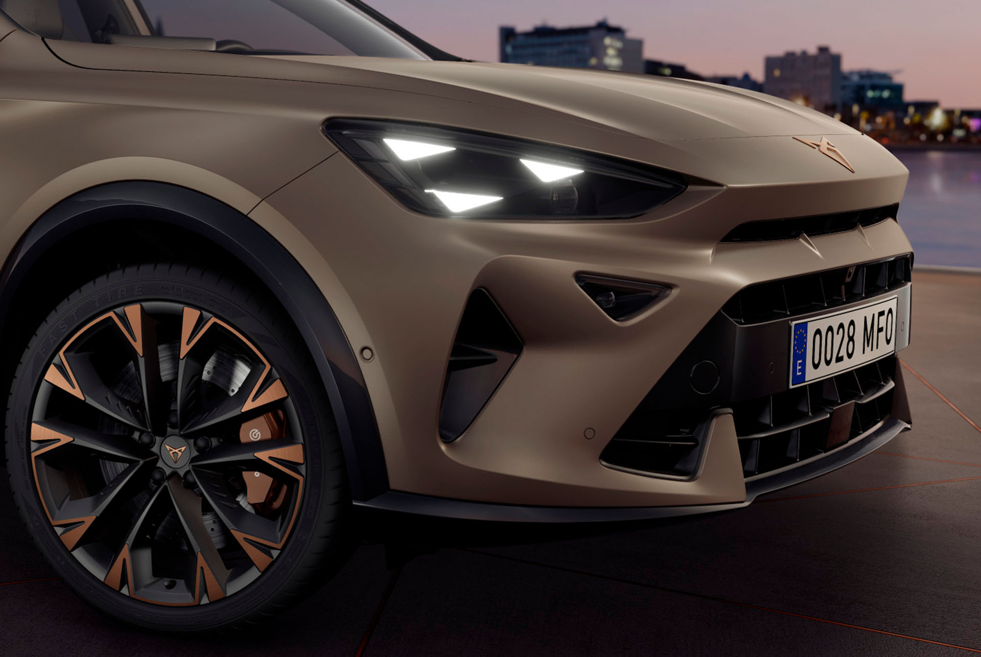  Nuova CUPRA Formentor 2024 con carrozzeria Bronzo Century opaco, cerchi con dettagli in rame, proiettori CUPRA LED Matrix Pure Performance, gruppi ottici con la caratteristica firma luminosa CUPRA a forma triangolare.