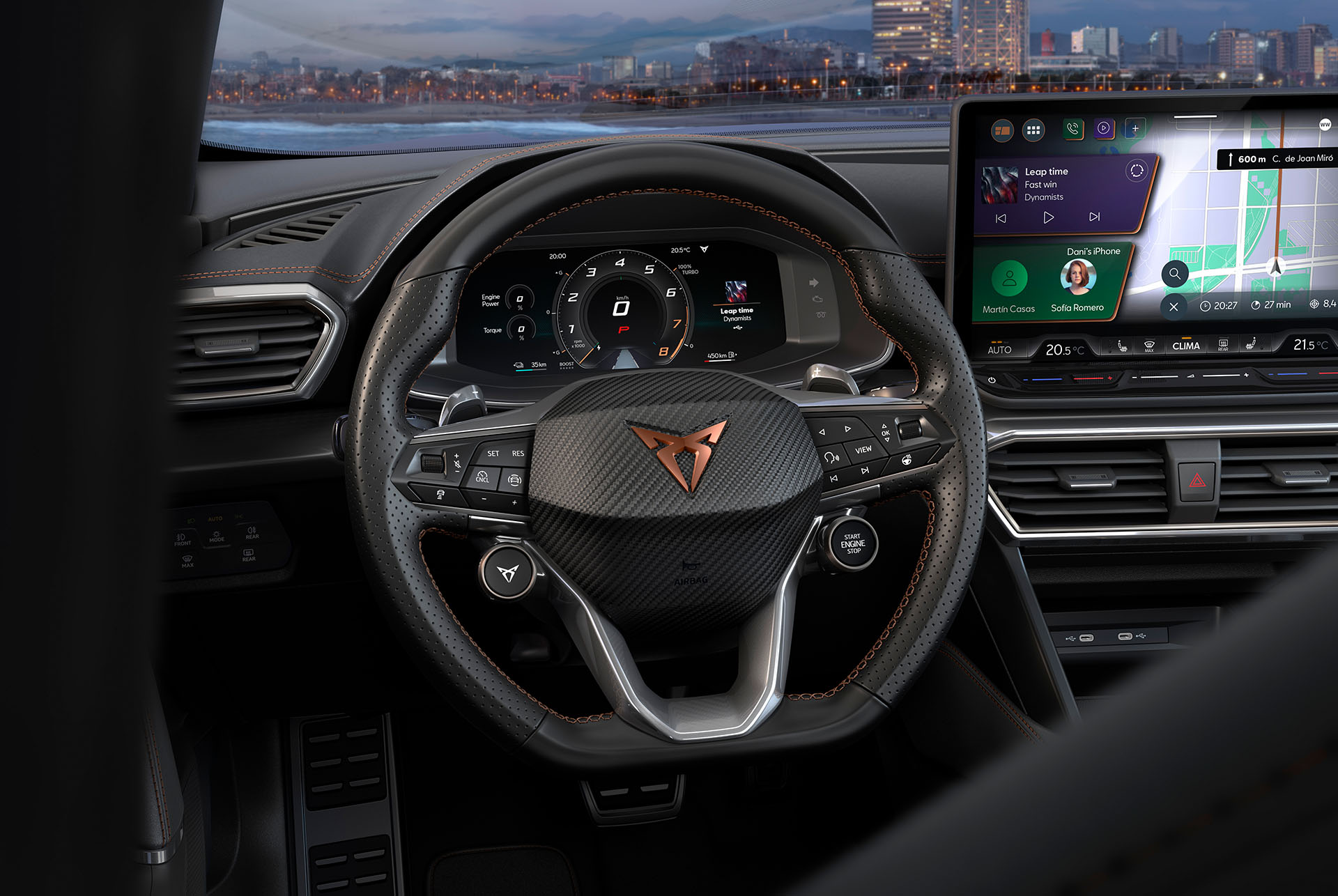 Primo piano del display dinamico della nuova CUPRA Formentor 2024, logo in rame, Adaptive Cruise Control, sistemi Pre-crash e Lane Keeping. Include sistema di assistenza al parcheggio intelligente, sistema di rilevamento della stanchezza del conducente, Side Assist, Speed Limiter e una telecamera con vista dall'alto.   