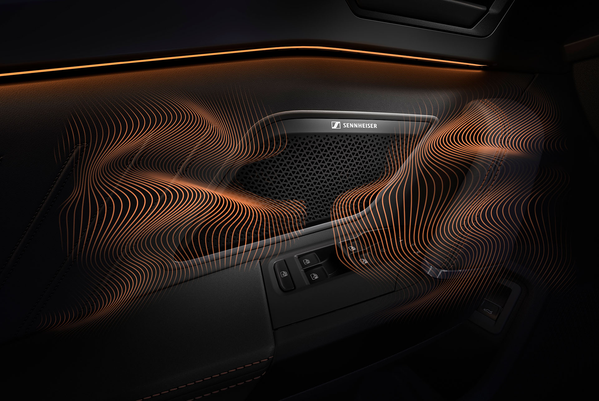 Tecnologia relativa all’equipaggiamento opzionale Immersive By Sennheiser™ della nuova CUPRA Formentor 2024. Primo piano dell'altoparlante Sennheiser™ sul pannello della portiera della CUPRA Formentor, onde sonore e illuminazione ambiente.