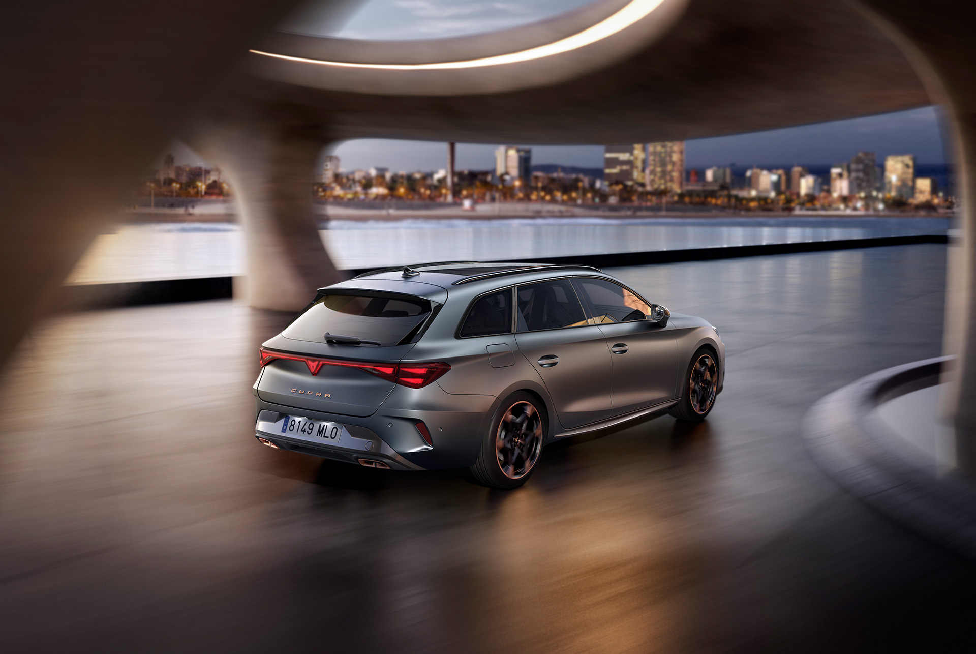 Nuova CUPRA Leon Sportstourer PHEV 2024 in movimento