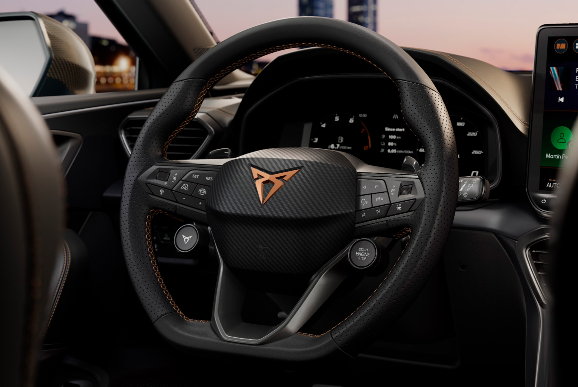 Nuova CUPRA Leon Sportstourer 2024 volante intelligente con comandi satellitari, sistemi di assistenza e di sicurezza con tecnologia avanzata, Adaptive Cruise Control, Lane Keeping e visualizzazione dinamica  in tempo reale della segnaletica stradale.