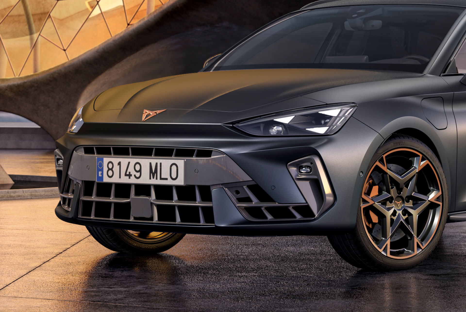 Tecnologia nuova CUPRA Leon Sportstourer 2024 Hybrid, parcheggiata su cemento, paesaggio urbano e struttura architettonica in cemento con fari CUPRA LED Matrix