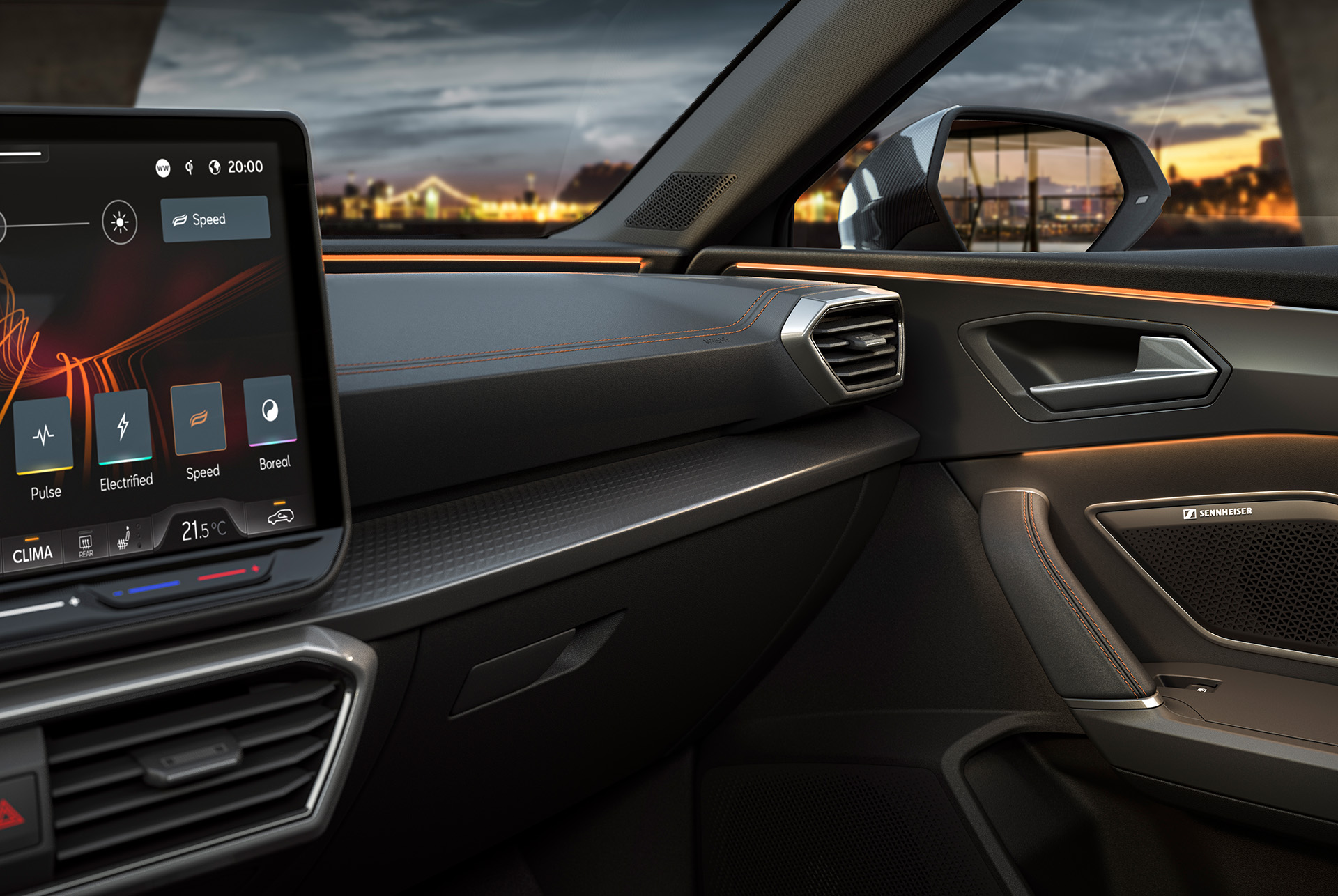 Tecnologia relativa all’equipaggiamento opzionale Edge della nuova CUPRA Leon 2024, illuminazione ambiente e sistema di infotainment. Sistema Keyless Advanced, antifurto e telecamera con vista posteriore.