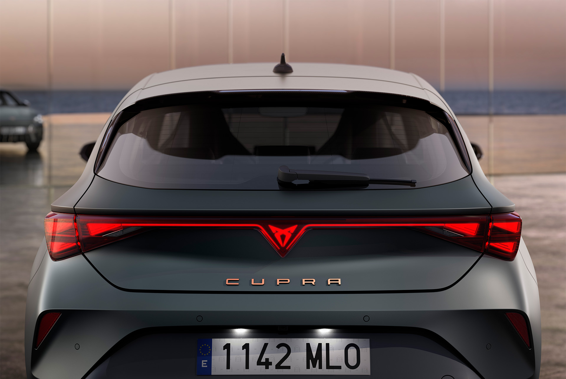 Vista dei gruppi ottici posteriori e del bagagliaio della nuova CUPRA Leon 2024 Hybrid, illuminazione a LED, logo CUPRA a LED integrato