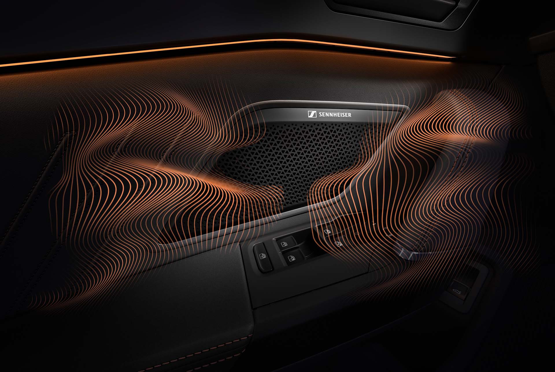 Tecnologia della versione PHEV della nuova CUPRA LEON 2024, equipaggiamento Immsersive by Sennheiser. Primo piano dell'altoparlante Sennheiser sul pannello della portiera di CUPRA Leon, onde sonore e illuminazione ambiente.