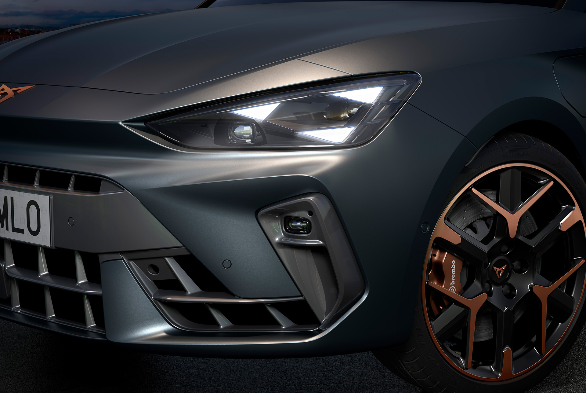 Primo piano della nuova CUPRA Leon 2024 Hybrid , gruppi ottici e cerchi forgiati Hailstom Copper da 19" e carrozzeria in Grigio Enceladus opaco