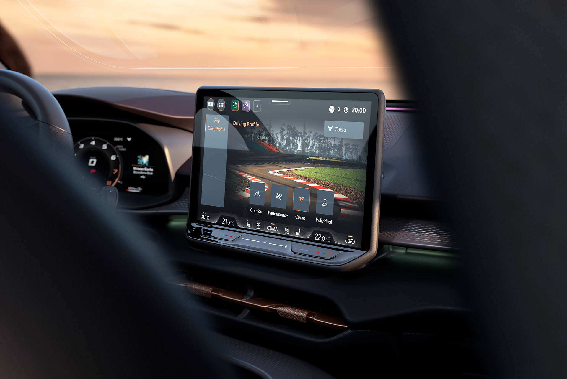 sistema di infotainment di cupra terramar da 12,9” con la nuova funzione di regolazione adattiva dell’assetto dcc, che migliora la dinamica di guida grazie alle sospensioni adattive.