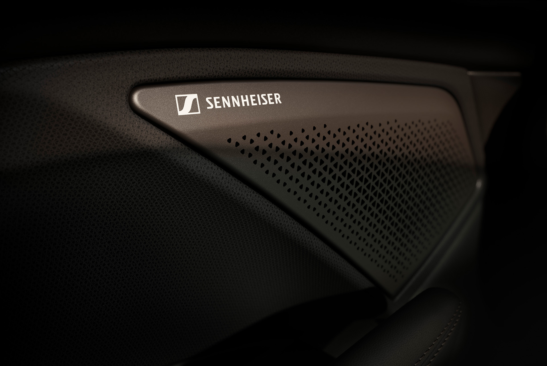 sistema audio ad alta fedeltà a 12 altoparlanti immersive by sennheiser a bordo di cupra terramar, con il logo sennheiser in evidenza. Vista dettagliata.