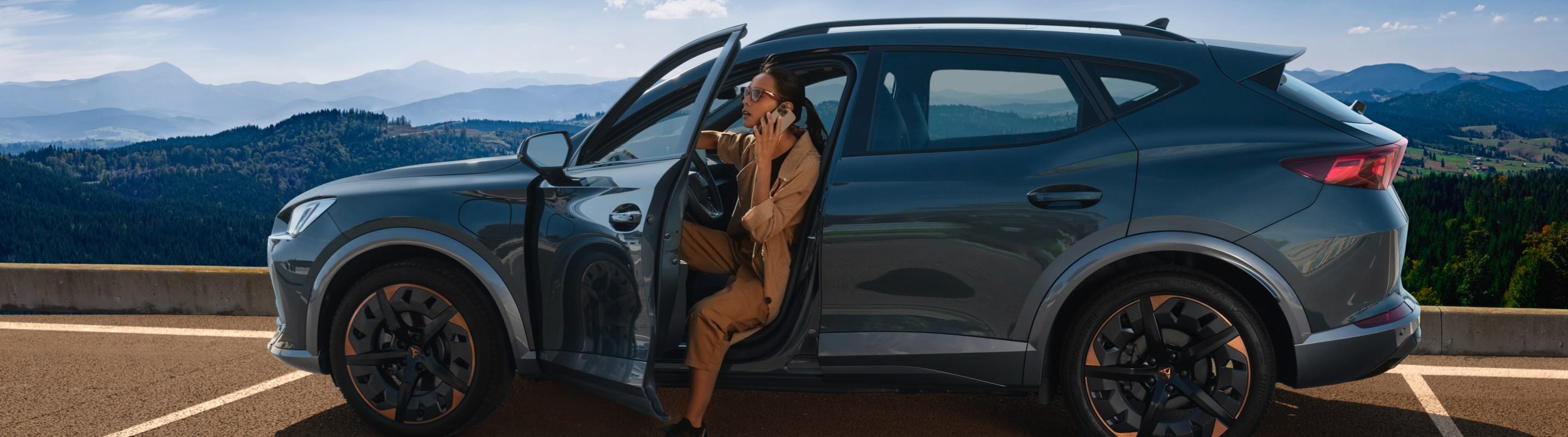 donna-con-cupra-formentor-dark-camouflage